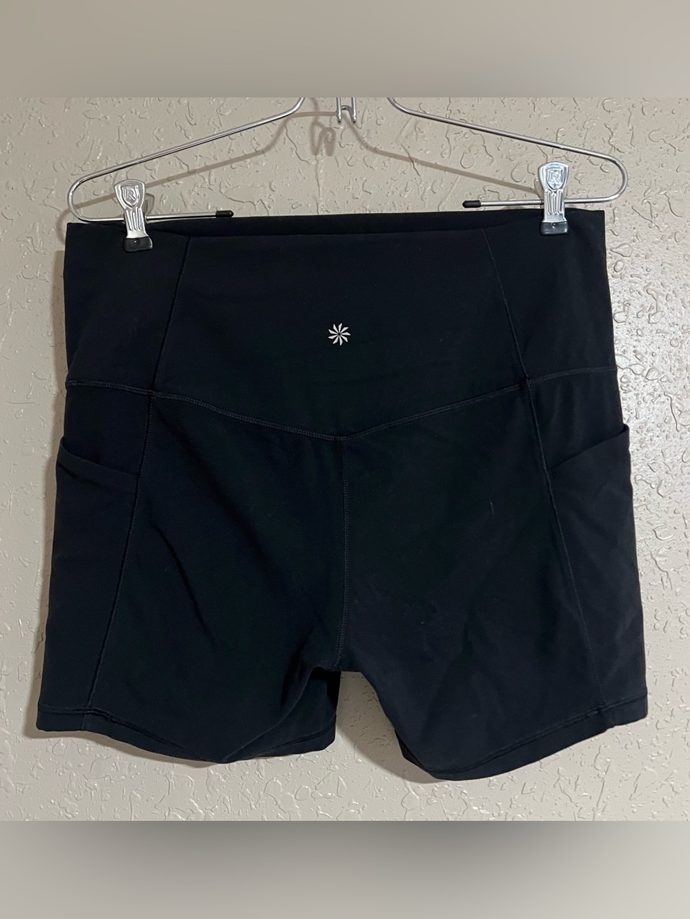 Athleta Salutation Stash Pocket 5” Biker Short Size Large
